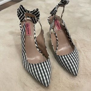 Betsey Johnson fabric strappy sling back heel w bow